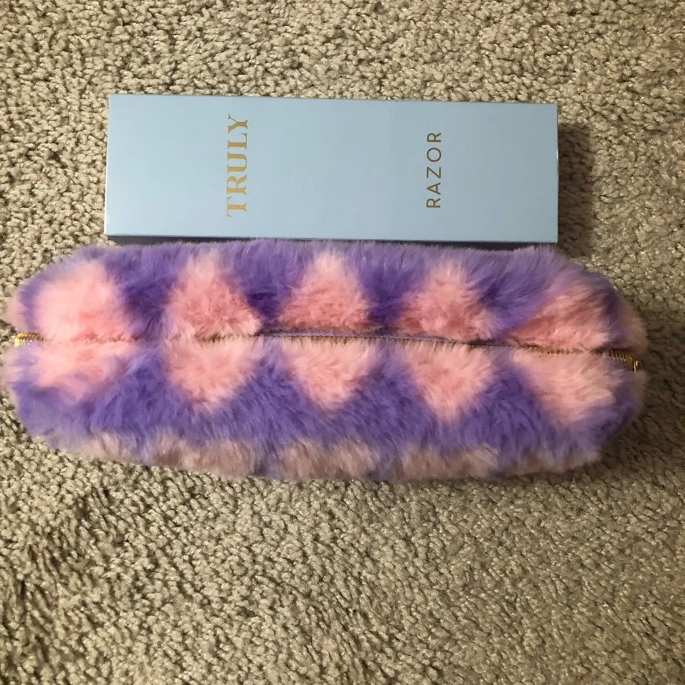 Truly Beauty Razors & Bag —#057 - Picture 11 of 15
